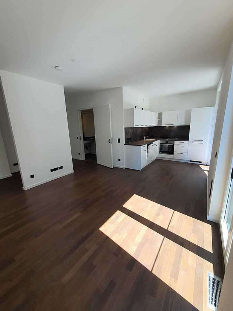 PURE LIVING Luxus wohnen mit EBK + 2 Balkonen direkt an der Eastside Gallery + der Spree + Concierge