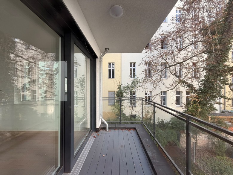 Bright and quiet 3-room apartment near Carl-Herz-Ufer