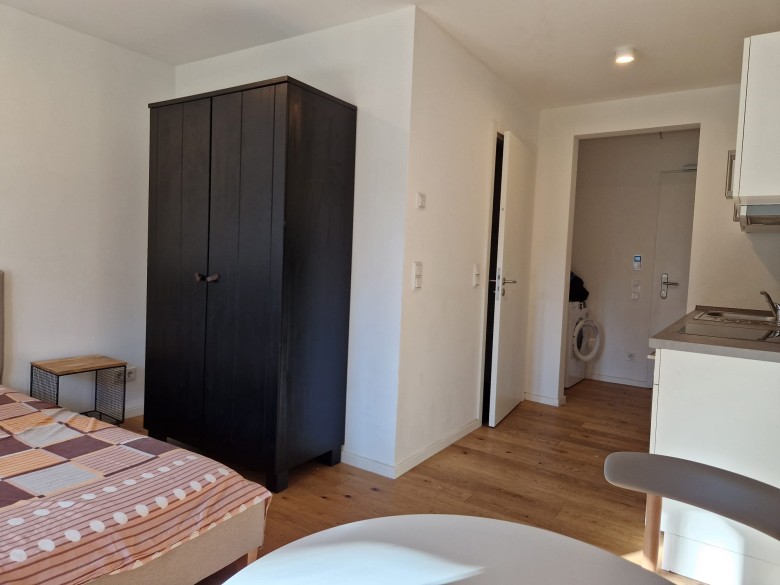 Möbliertes 1 Zimmer Neubau Apartment mit Einbauküche und Terrasse